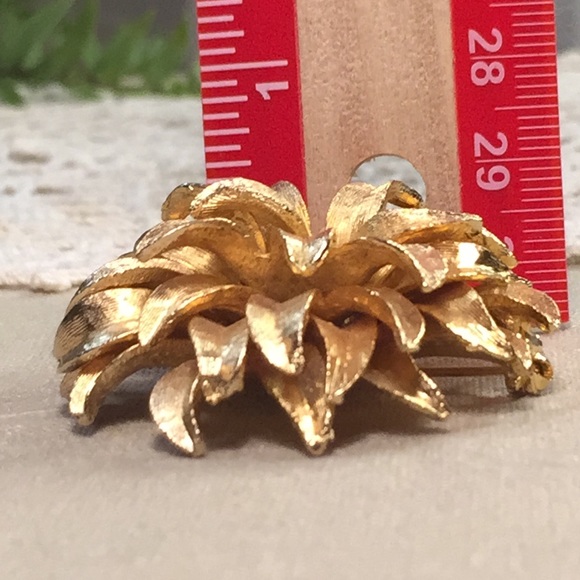 Vintage Flower Brooch Pin Stacked Petal Design - Picture 7 of 8